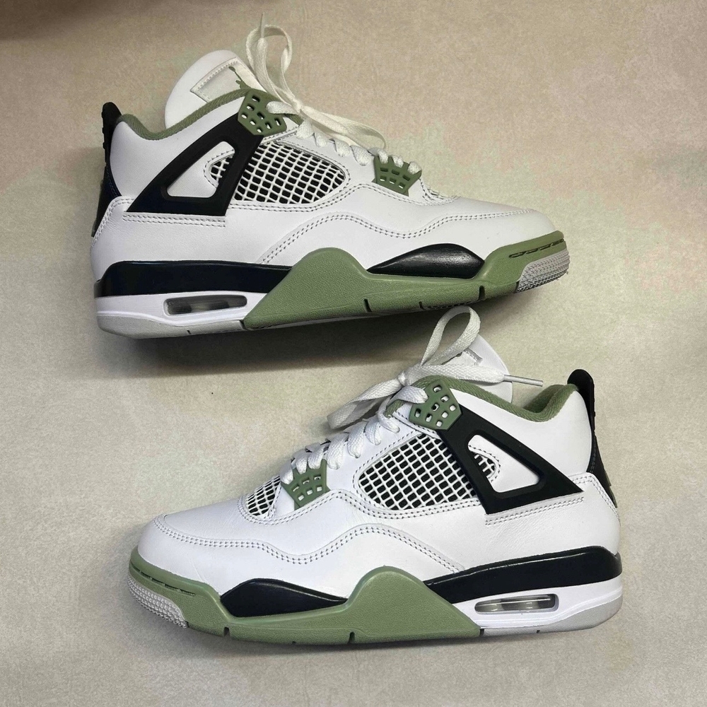 Air Jordan 4 RETRO Women's Sneakers in White and Olive